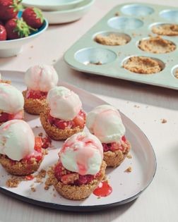 Mini strawberry ice cream pies