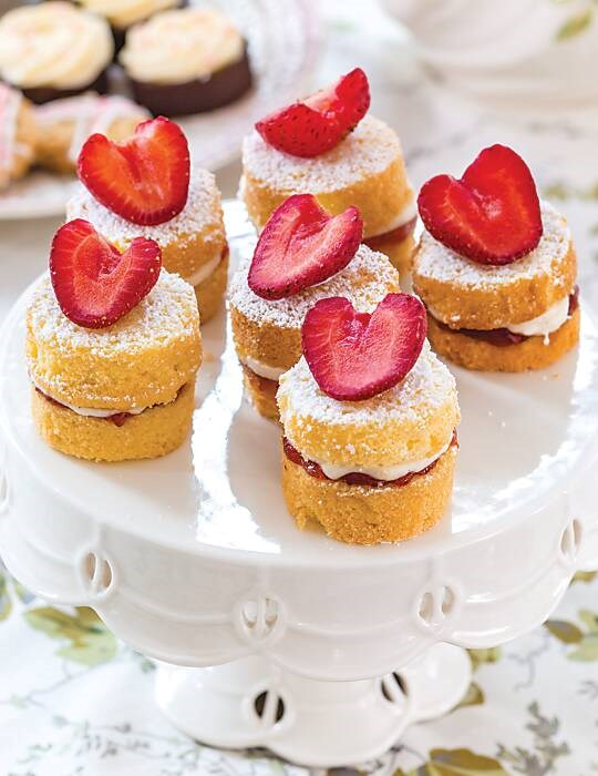 Mini strawberry sponge cakes