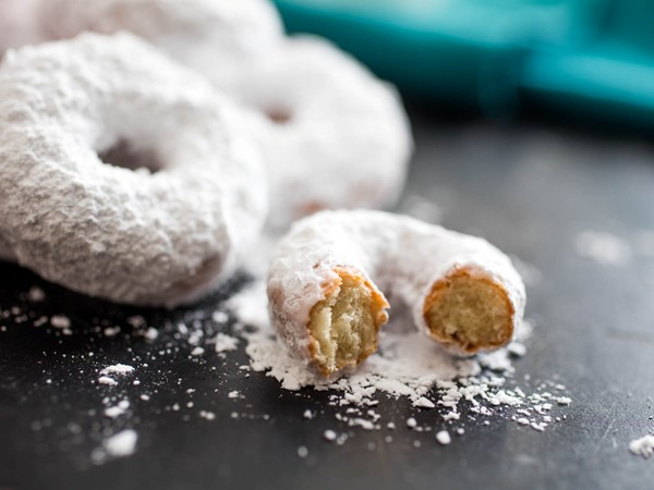 Mini sugar-coated doughnuts (DIY donettes)