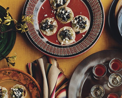 Mini tortillas with corn mushrooms and fresh tomatillo salsa (Chalupas de huitlacoche)