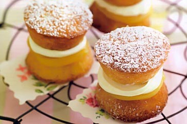 Mini Victoria sponge cakes with lemon curd and cream