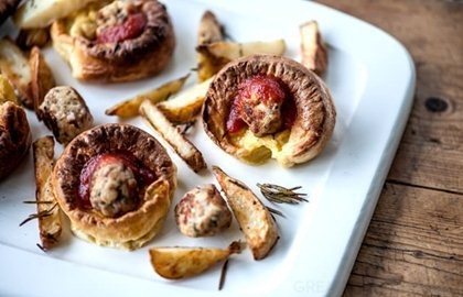 Mini Yorkshire puddings with meatballs