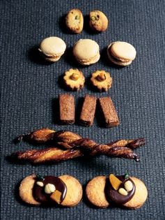 Miniature butter cakes (Madeleines)