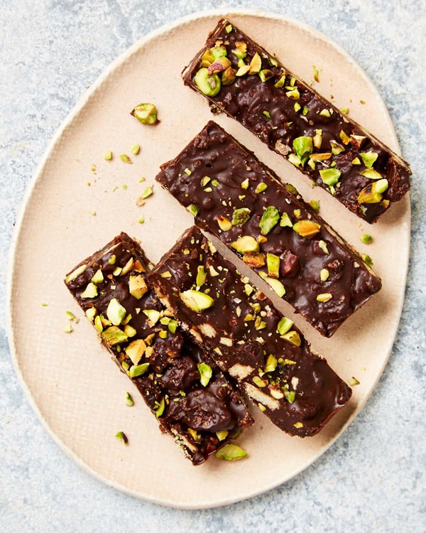 Mint and pistachio fridge cake