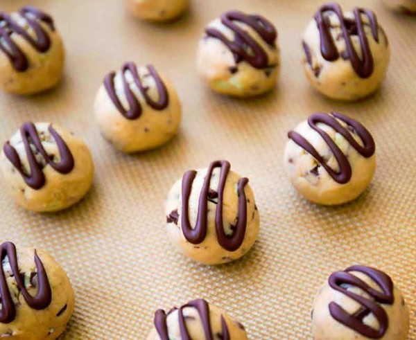 Mint chocolate chip cookie dough bites