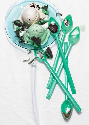 Mint hot fudge sundaes