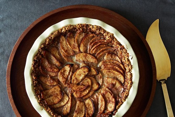Mixed apple pie with hazelnut crumb crust and maple cream