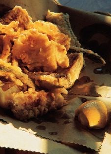 Mixed fried fish and vegetables (Fritto misto di pesce e verdure)