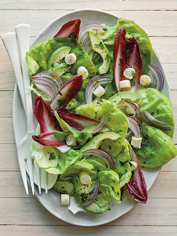Mixed greens with hearts of palm, red onion & avocado