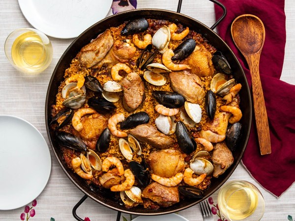 Mixed paella with chicken and seafood (Grilled paella mixta)