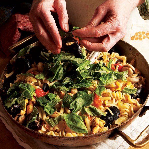 Mixed pasta with cannellini beans and mussels (Cozz'e fasule)
