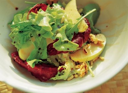 Mixed salad with apple and nuts (Insalata mista con mele e noci)