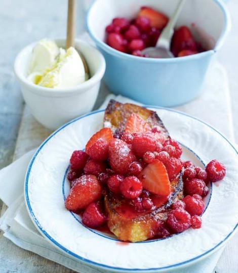 Mixed summer berry pain perdu