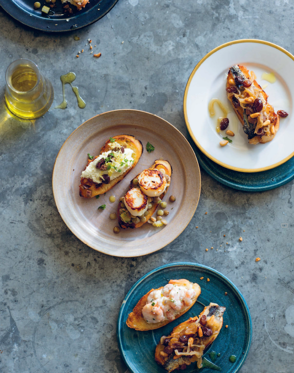 Mixed Venetian crostini: scallop and Castelluccio lentils