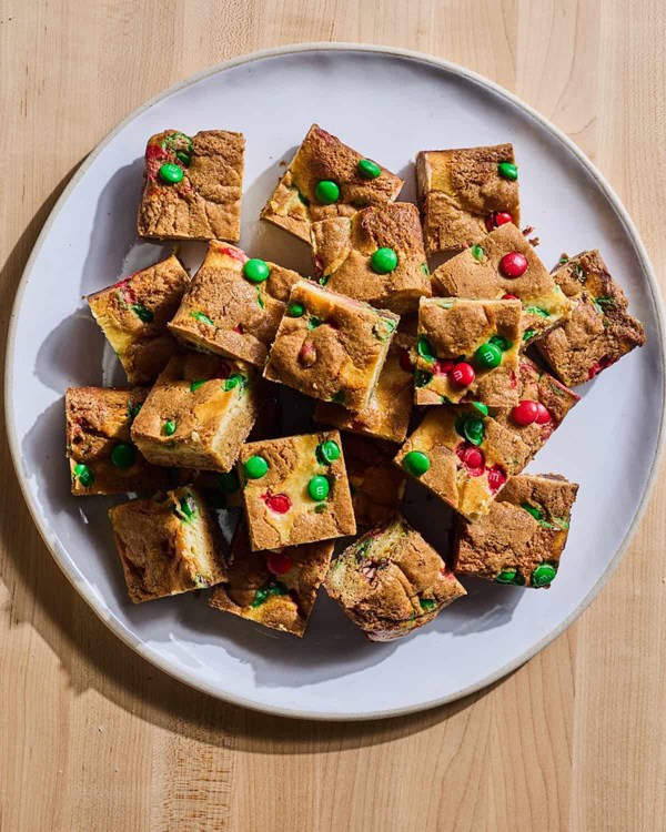 M&M cheesecake cookie bars