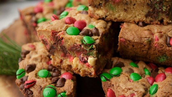 M&M's Christmas cookie bars