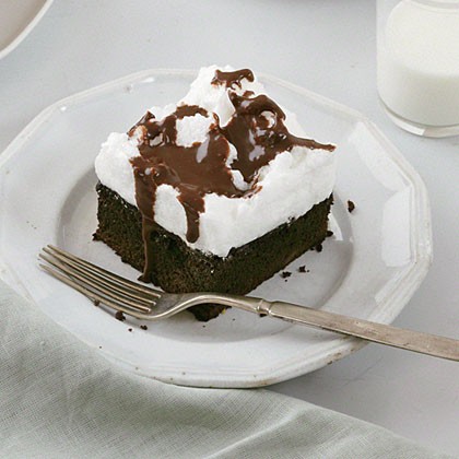 Mocha cake with fluffing meringue topping