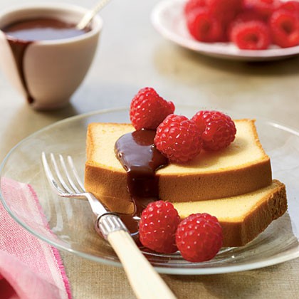 Mocha chocolate sauce with pound cake