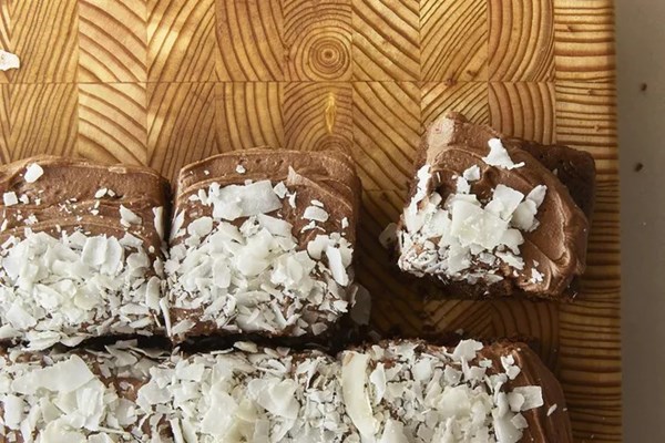 Mocha snacking cake with coconut flakes (Kärleksmums)