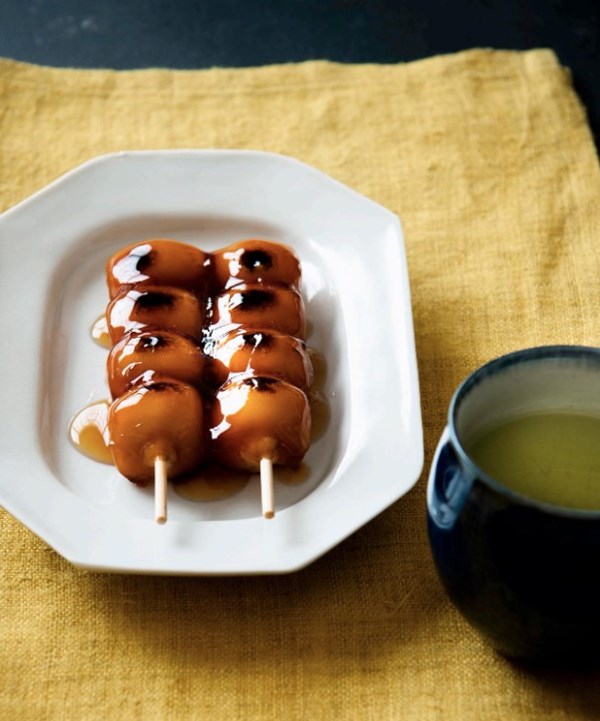 Mochi skewers with a sweet soy glaze (Mitarashi dango)