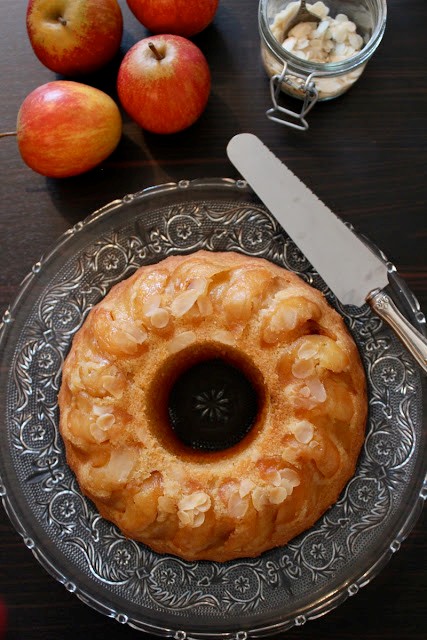 Moist apple almond cake with cinnamon