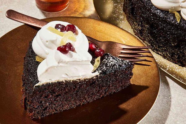 Molasses and ginger spice cake