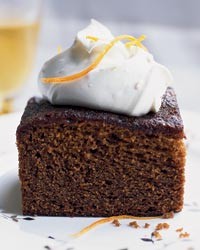 Molasses-gingerbread cake with mascarpone cream