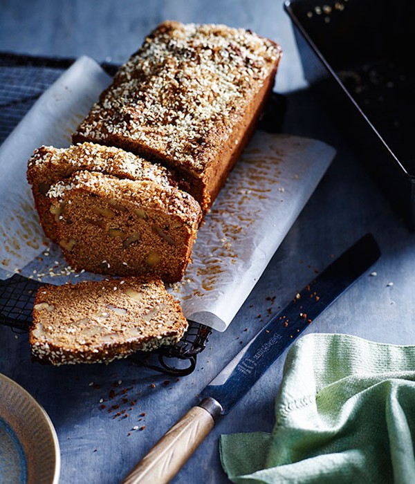 Molasses sugar and sesame banana cake