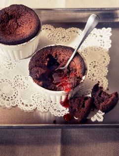 Molten chocolate cakes "en cocotte" with raspberries