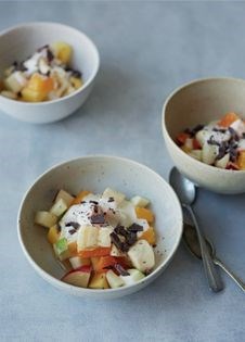 Monkey food: fruit salad with vanilla cream and chocolate chunks (Abemad)