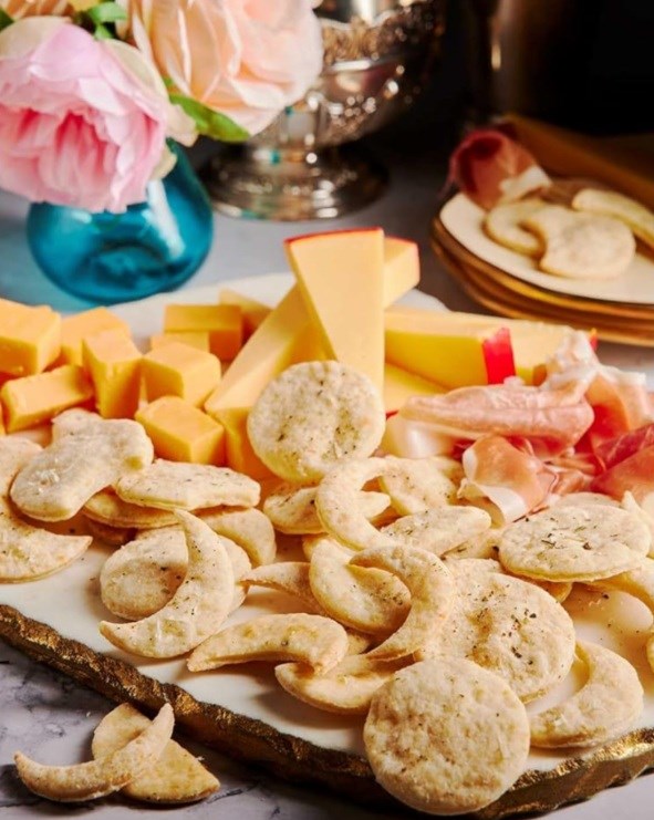 Moon phase crackers
