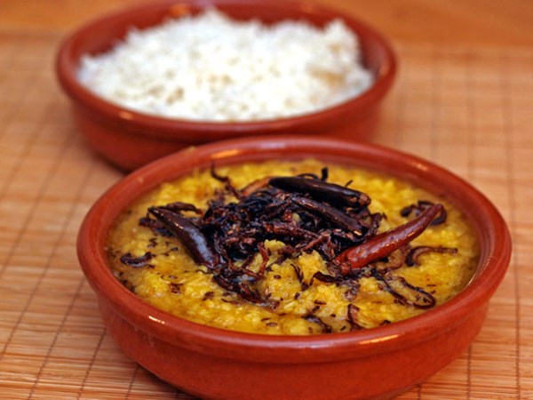 Moong dal and red lentils with browned onion (Mili moong aur masoor dal)
