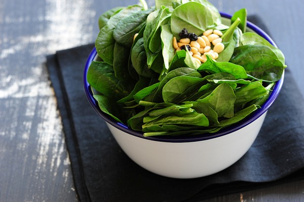Moorish baby spinach & pine nut salad