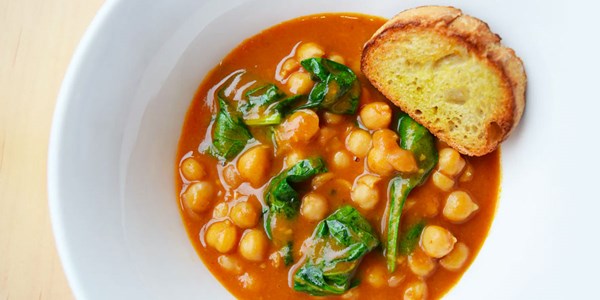 Moorish-style chickpea and spinach stew (Garbanzos con espinacas)