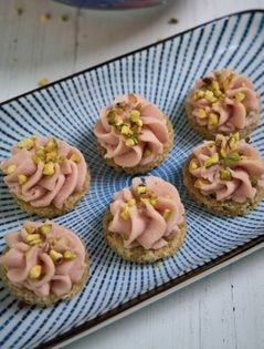 Mortadella mousse crostini (Crostini con mousse di mortadella e pistacchi)