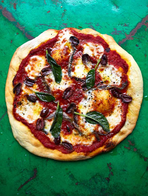Mozzarella, anchovy, olive and sage pizza (Pizza con mozzarella, acciughe, olive e salvia)