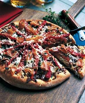 Mozzarella and prosciutto pizza with balsamic onions
