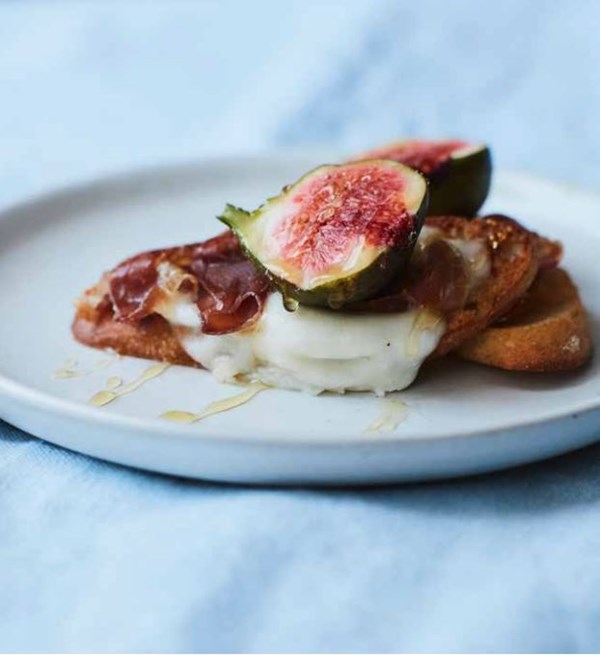 Mozzarella, Parma ham and fig crostini with honey (Crostini con mozzarella, prosciutto, fichi e miele)