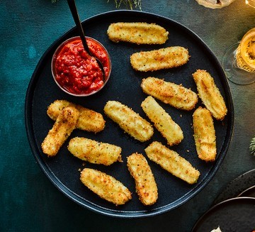 Mozzarella sticks with chilli tomato sauce