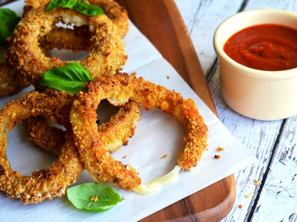 Mozzarella-stuffed crispy baked onion rings