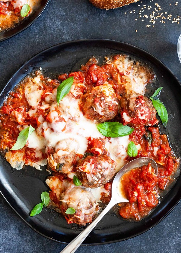 Mozzarella-stuffed meatballs in tomato sauce