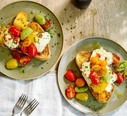 Mozzarella with spicy tomatoes & garlicky toast