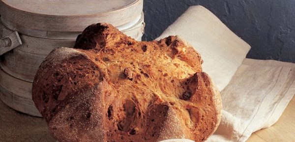 Muesli and date bread