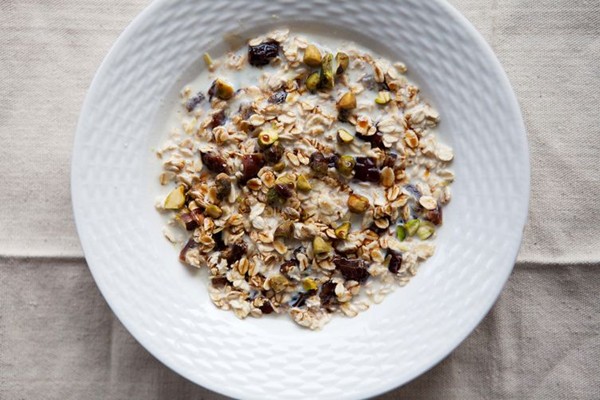 Muesli with lemon and dates
