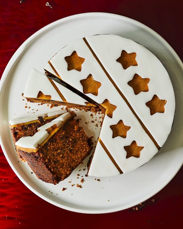 Mulled fig and apple Christmas cake 