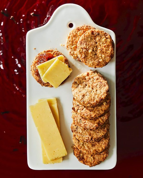 Mulling-spiced apple biscuits for cheese 