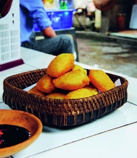 Mung bean and galangal patties (Bánh chay nhân đậu xanh)