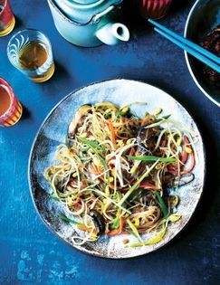 Mung bean vermicelli with shiitake & mangetout