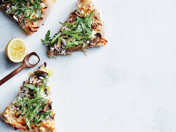 Mushroom and arugula pizza