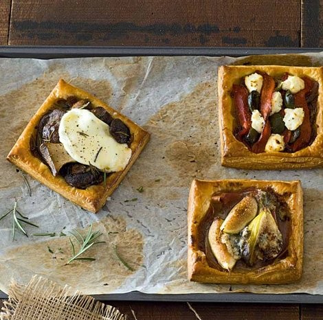 Mushroom and herb pissaladière